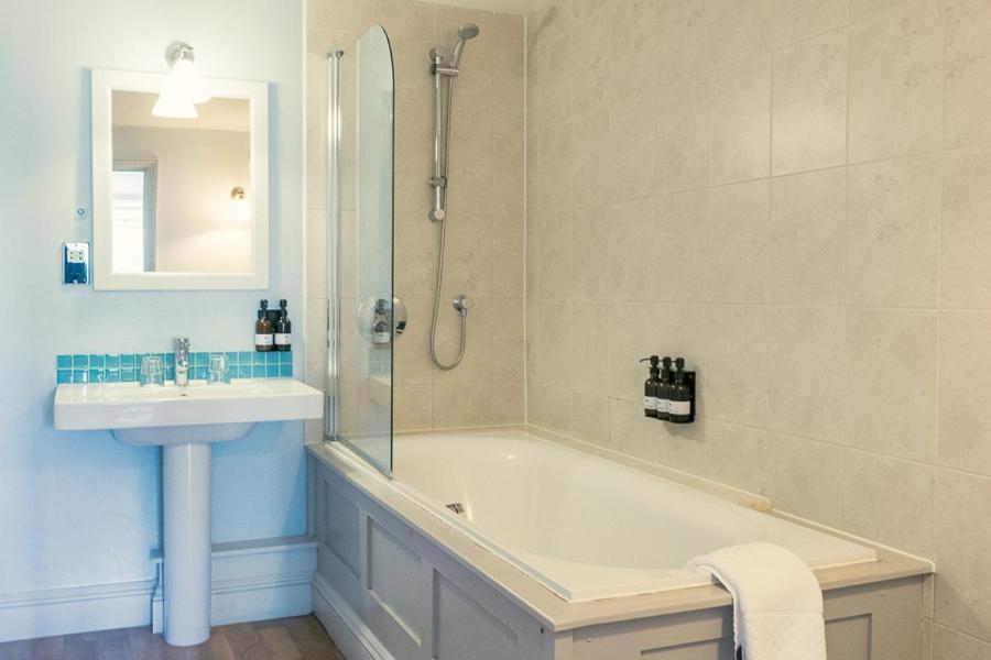 Double or Twin Room Bathroom,1468986344:JPEG